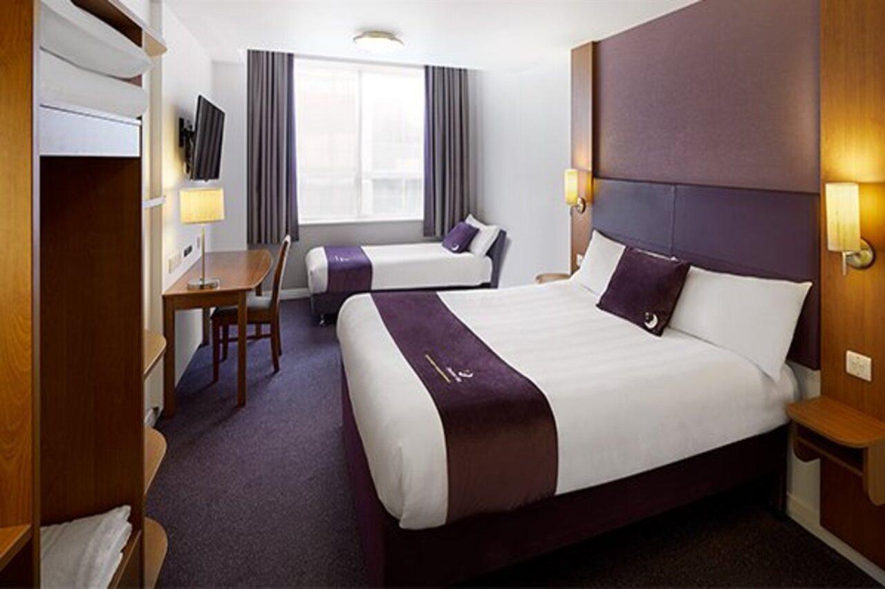 Premier Inn Camberley Exterior foto