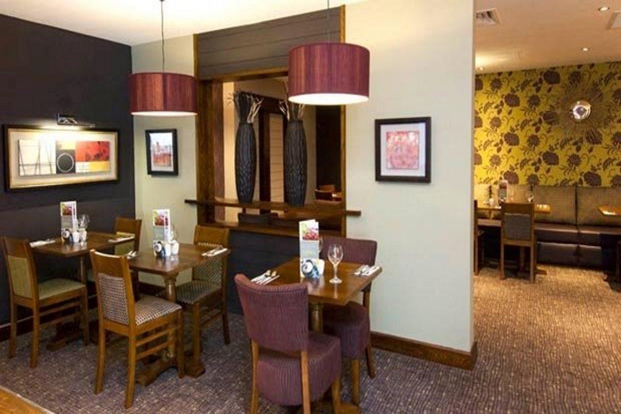 Premier Inn Camberley Exterior foto